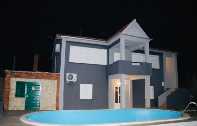 Iva Apartman Sa Bazenom Donji Zemunik Екстериор снимка