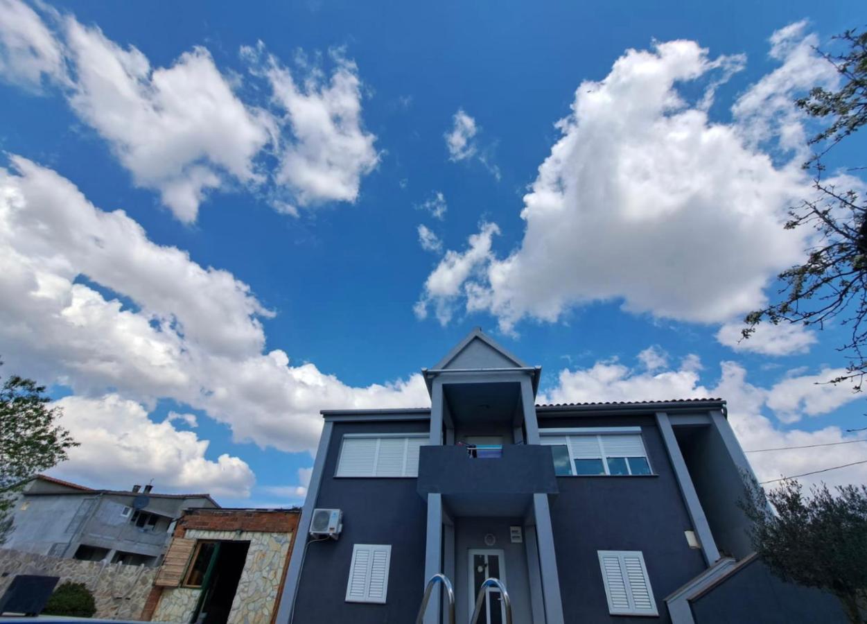 Iva Apartman Sa Bazenom Donji Zemunik Екстериор снимка
