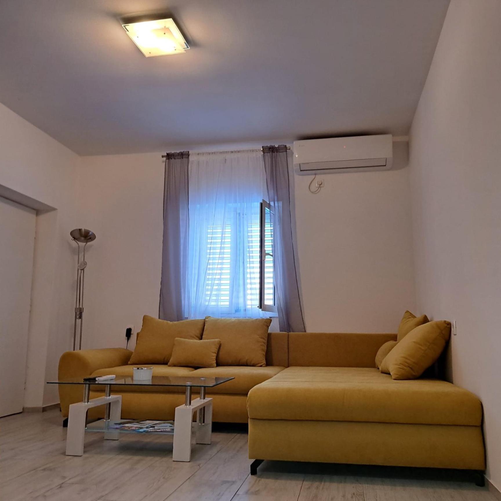 Iva Apartman Sa Bazenom Donji Zemunik Екстериор снимка